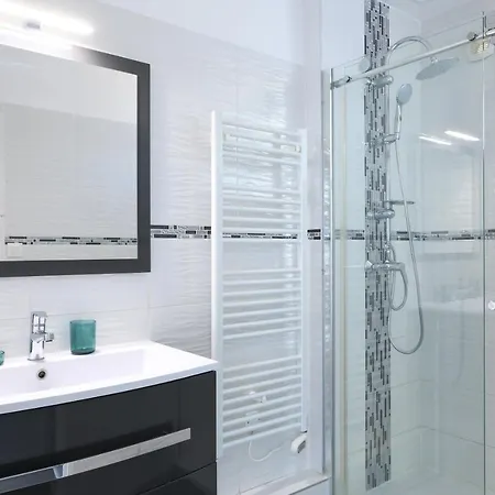 3 Chambres, Climatisation, Parking, Proche Centre Et Apartment